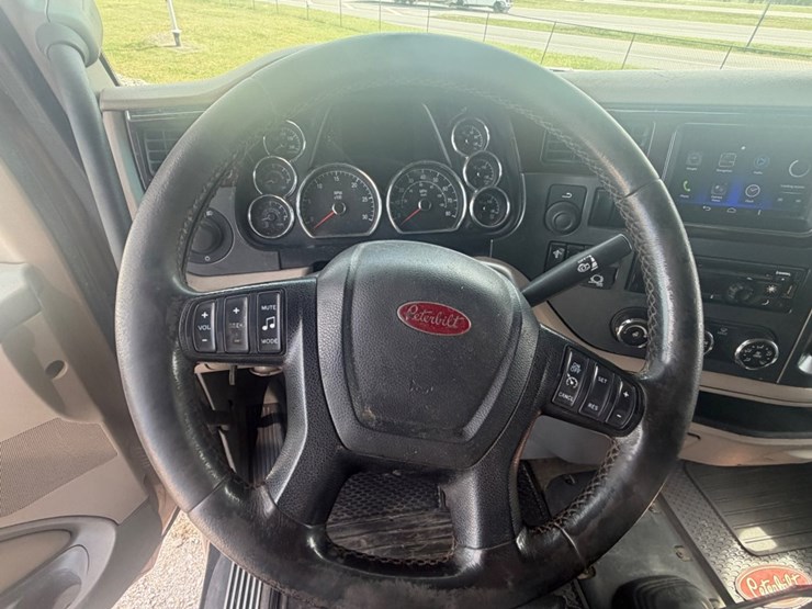 2019-peterbilt-567-image-45