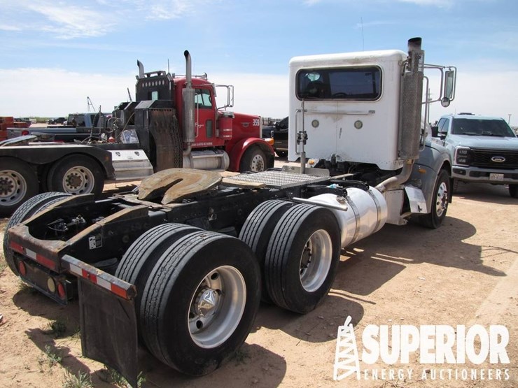 2010-peterbilt-384-image-7