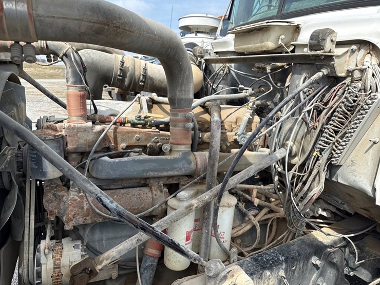 #31721-•-1989-mack-r690t-single-axle-fuel-truck-image-46