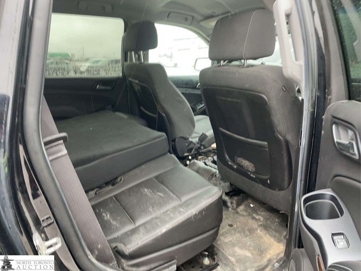 2015-chevrolet-tahoe-image-25