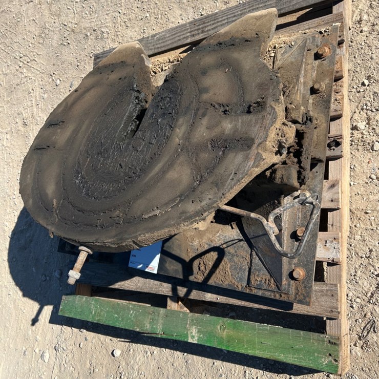 FIXED FIFTH WHEEL ATTACHMENT