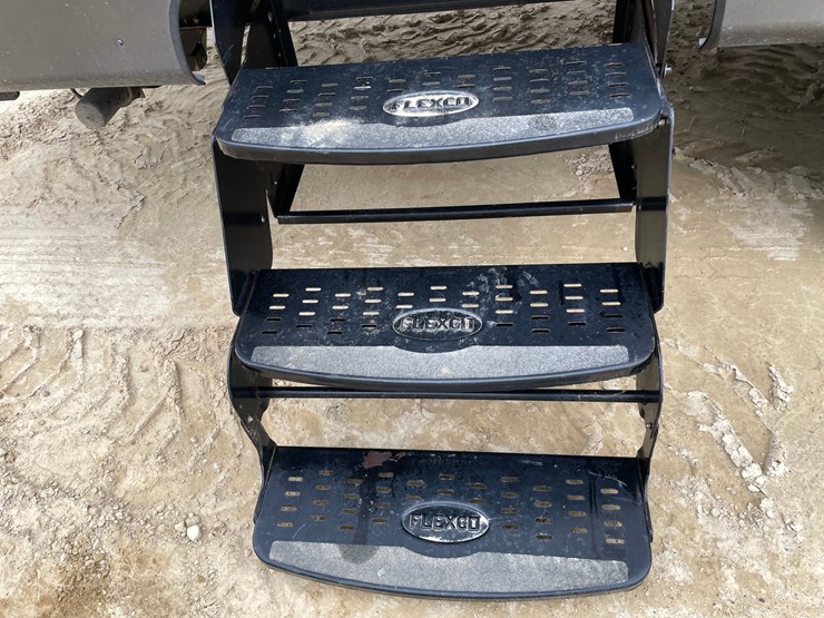 #201-•-2014-palomino-puma-253-fbs-27'-fifth-wheel-camper-(has-wi-title)-image-48