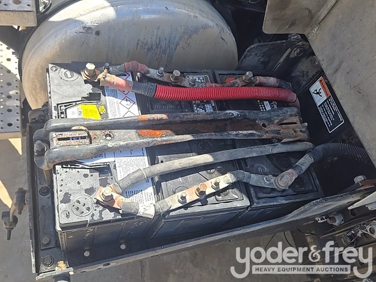 2011-freightliner-cascadia-125-image-40