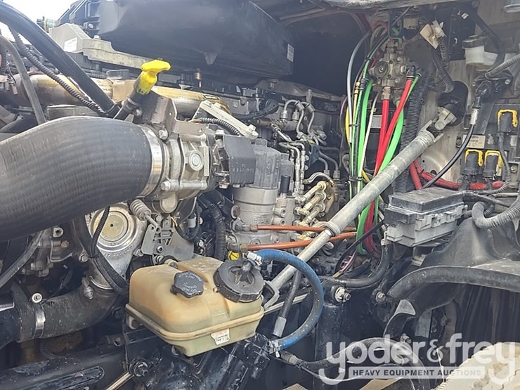 2011-freightliner-cascadia-125-image-57