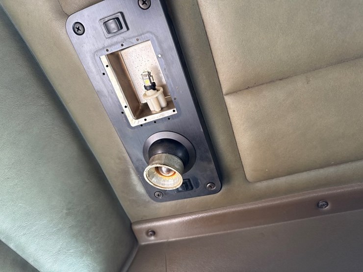 1990-peterbilt-357-image-36