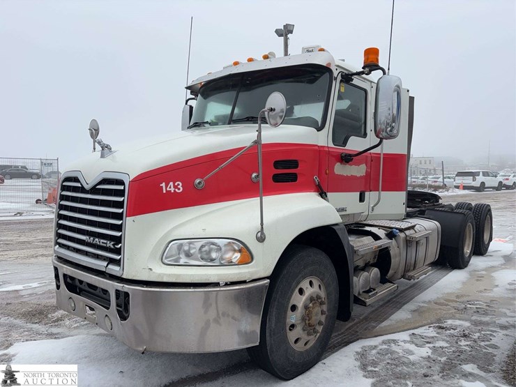 non-operable-2014-mack-pinnacle-t/a-day-cab-tractor-image-1