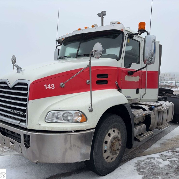 Non-Operable 2014 Mack Pinnacle T/A Day Cab Tractor