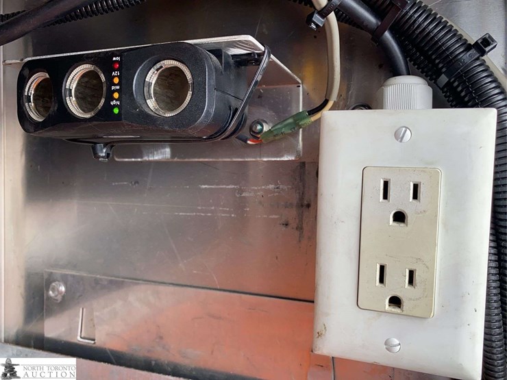 2011-freightliner-m2-106-image-40