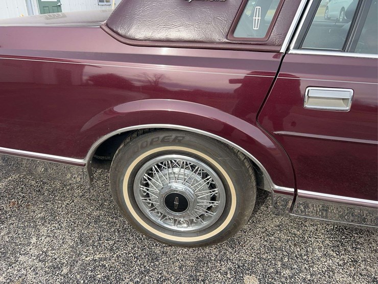 1989-lincoln-town-car-image-34