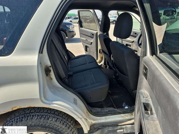2010-ford-escape-image-32
