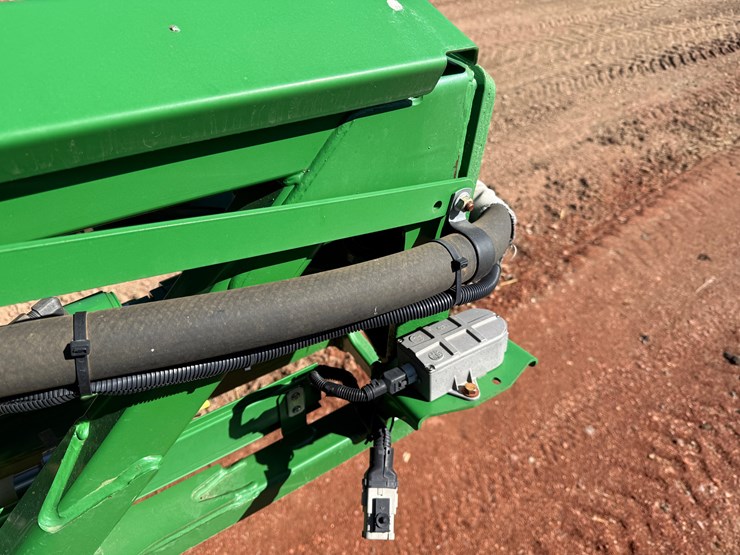2015-john-deere-r4038-image-70