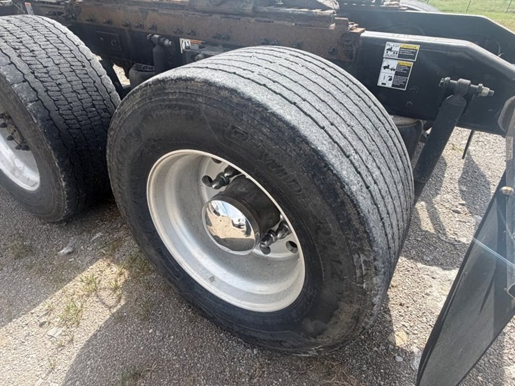 2019-peterbilt-567-image-16