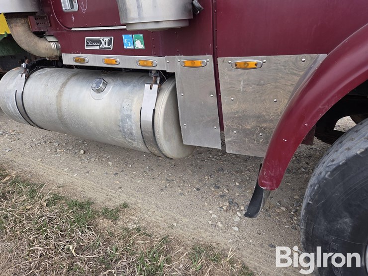 2000-freightliner-fld120-image-19