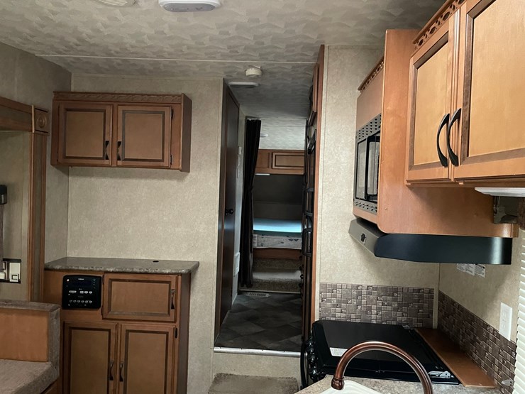 #201-•-2014-palomino-puma-253-fbs-27'-fifth-wheel-camper-(has-wi-title)-image-50