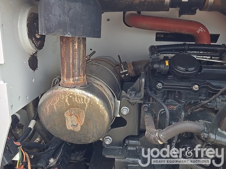 2021-bobcat-t740-image-45