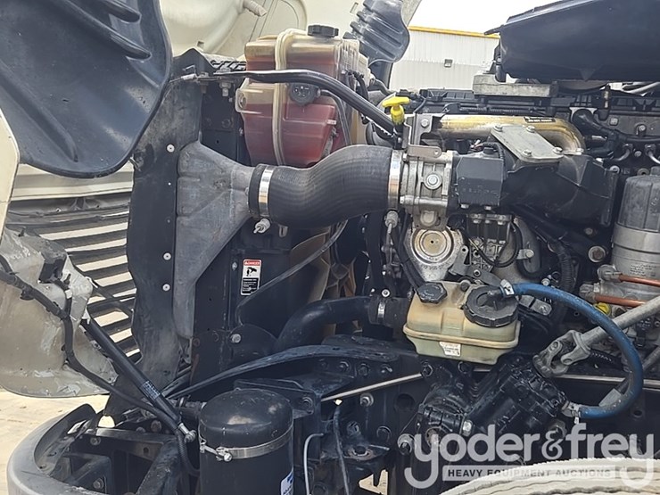 2011-freightliner-cascadia-125-image-55