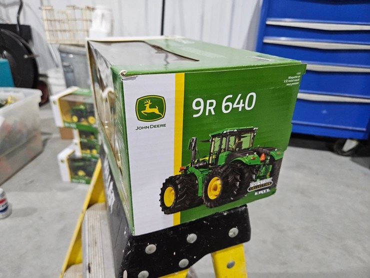 #1004-•-john-deere-9r-640-1/32-die-cast-toy-tractor-image-5