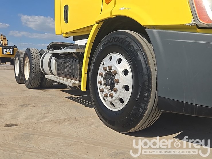 2014-freightliner-cascadia-113-image-15