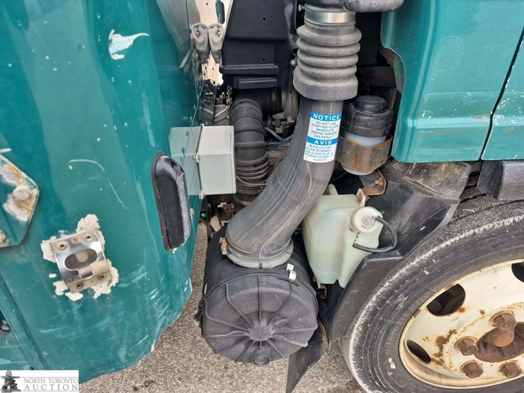 2016-isuzu-nqr-image-28