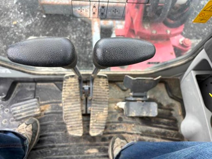 2017-takeuchi-tb240-image-25