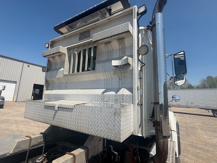 2016-western-star-4700-image-17