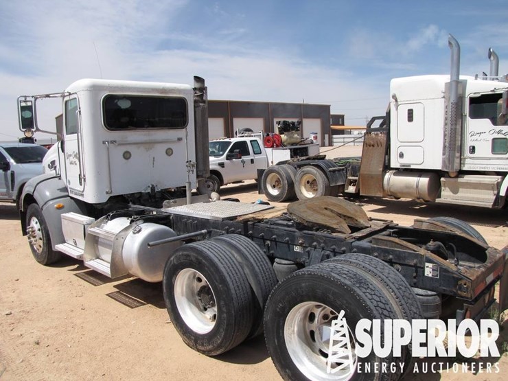 2010-peterbilt-384-image-6