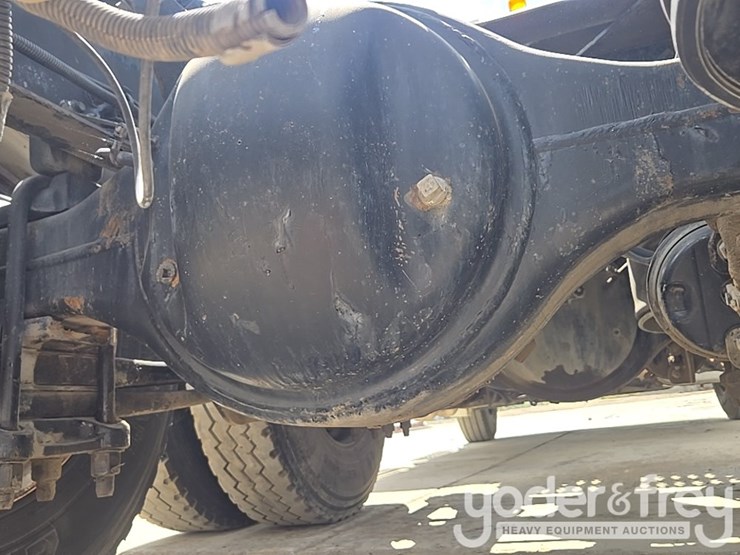 2011-freightliner-cascadia-125-image-47