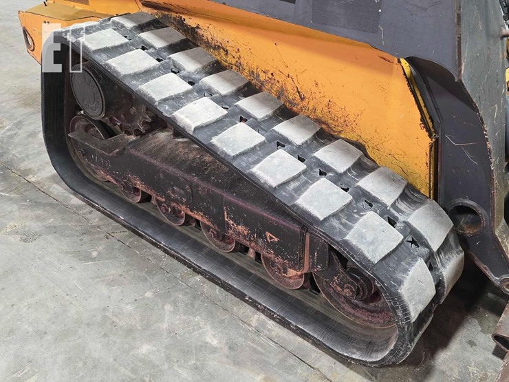 2014-deere-323e-image-30