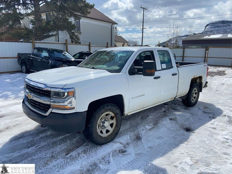 2017-chevrolet-silverado-1500-image-1