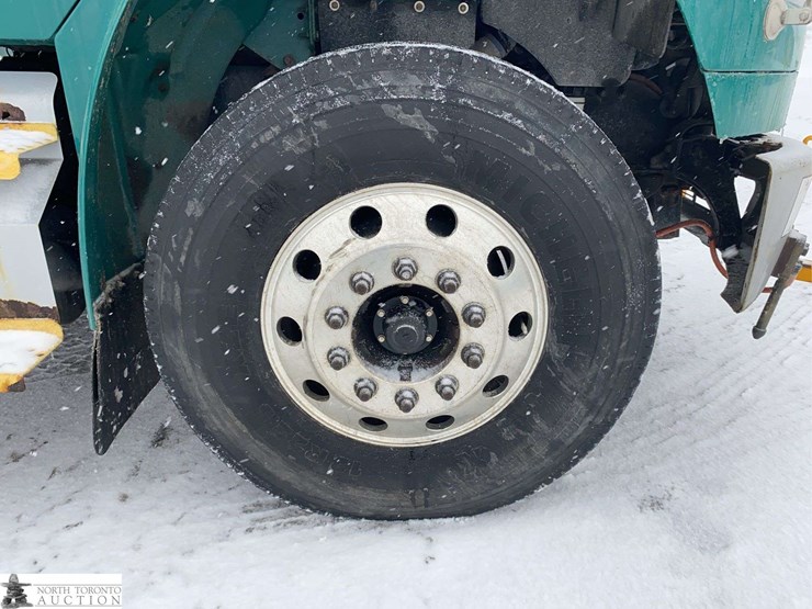 2011-freightliner-m2-106-image-41