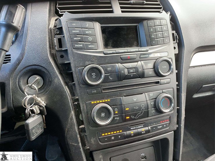 2017-ford-explorer-image-13