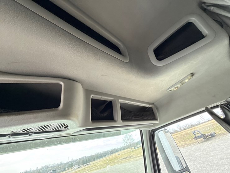 #31952-•-2010-volvo-vnl-tandem-axle-truck-tractor-image-44