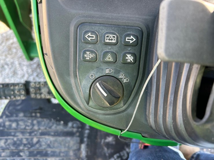 2021-john-deere-2032r-image-31