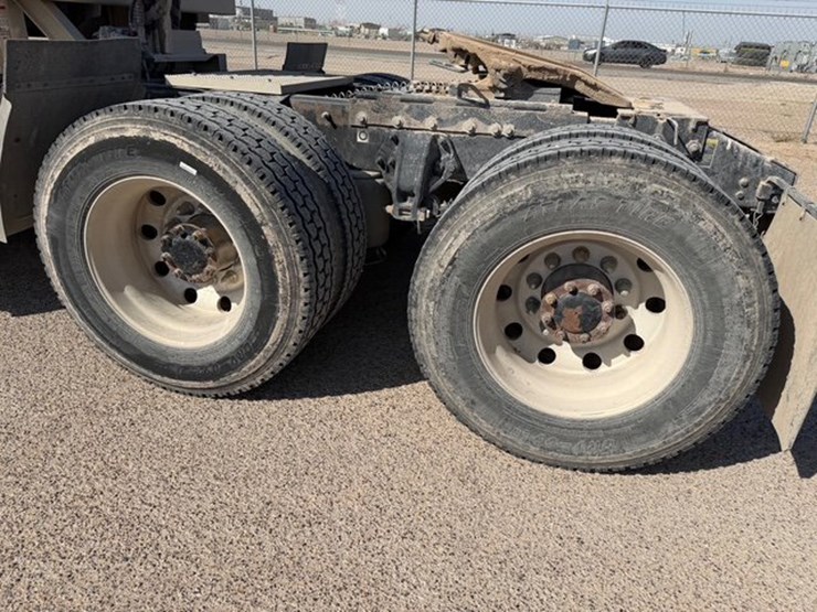 2011-peterbilt-386-image-8