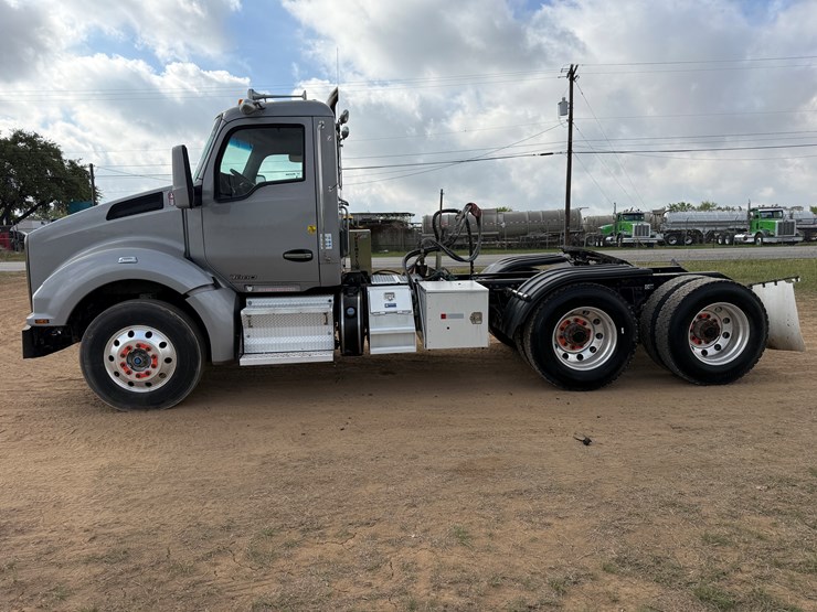 2020-kenworth-t880-image-8