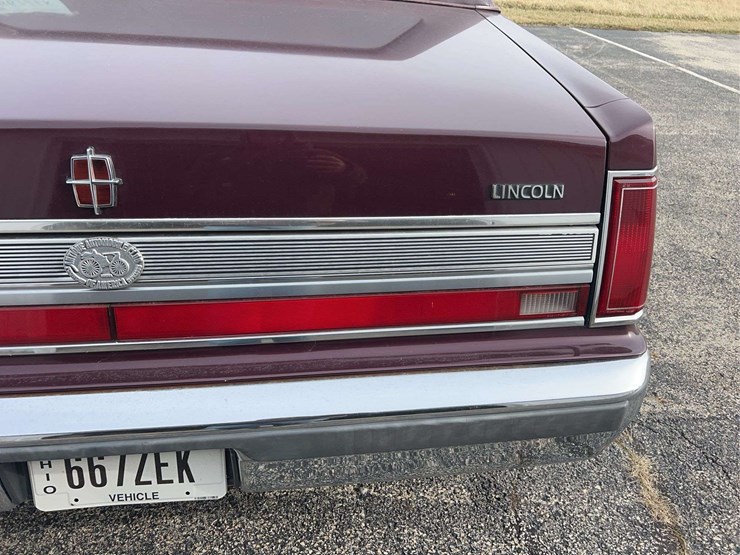 1989-lincoln-town-car-image-31