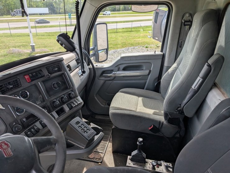 2015-kenworth-t880-image-14