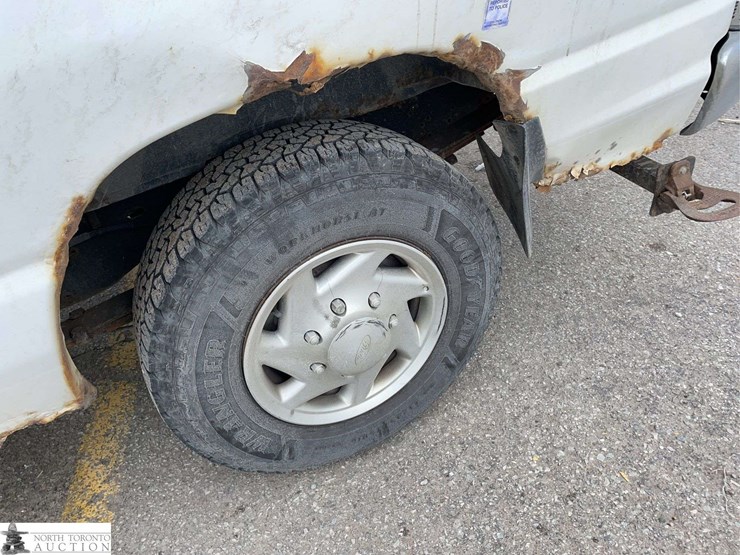 2012-ford-cargo-image-26