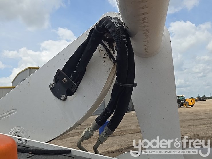 2021-bobcat-t740-image-39