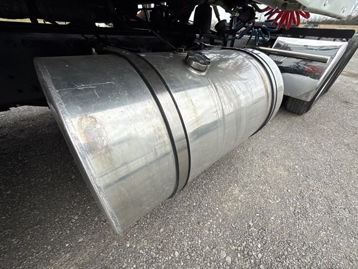 #31952-•-2010-volvo-vnl-tandem-axle-truck-tractor-image-15