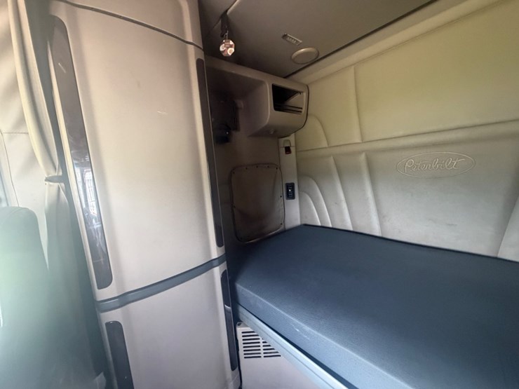 2019-peterbilt-567-image-31