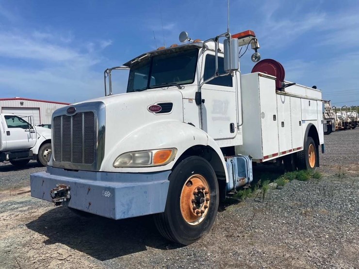 2007-peterbilt-335-image-1