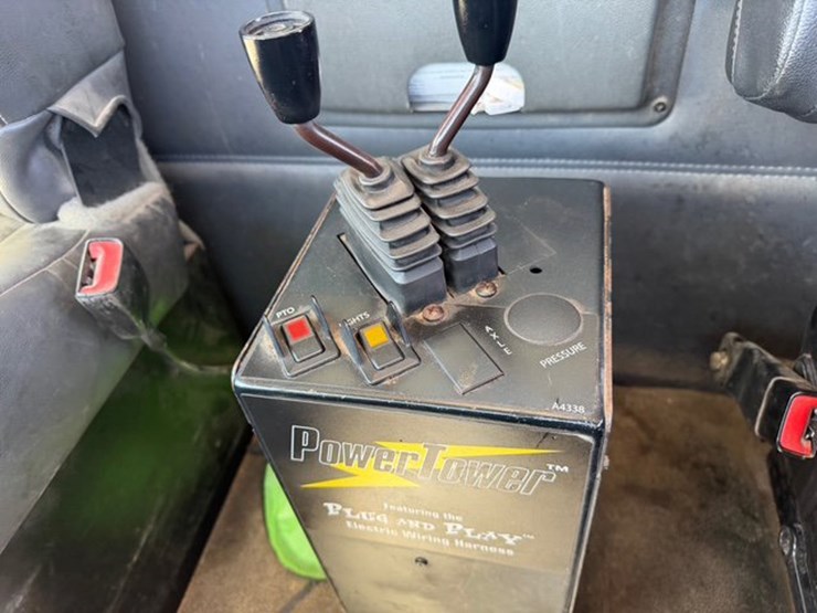 2016-peterbilt-567-image-12