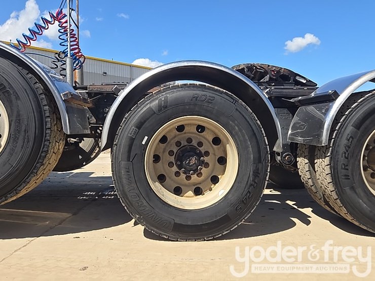 2014-kenworth-t880-image-14