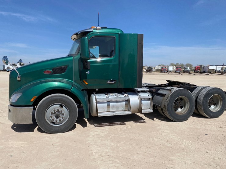 2015-peterbilt-579-image-1