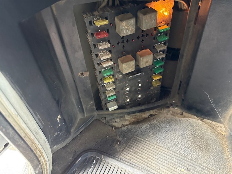 1990-peterbilt-357-image-32