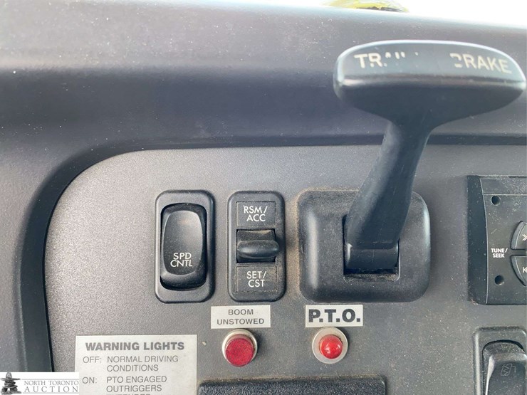 2010-freightliner-m2-106-image-26