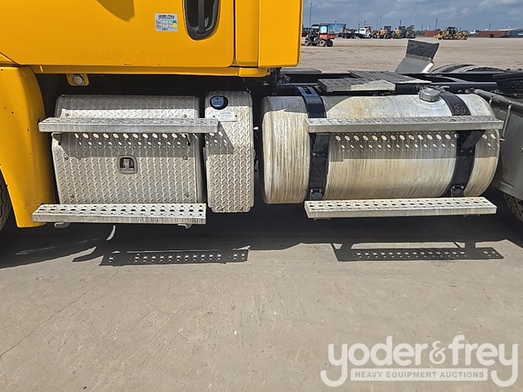 2012-freightliner-cascadia-125-image-52