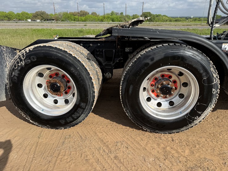 2020-kenworth-t880-image-18