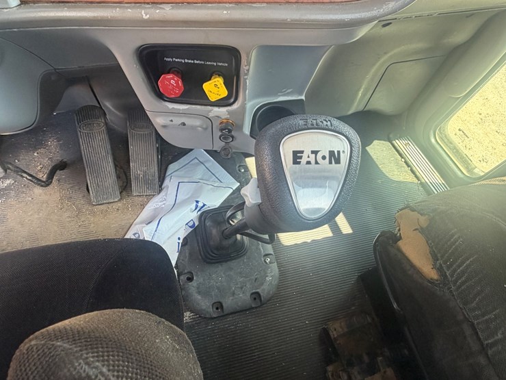 2009-peterbilt-367-image-45